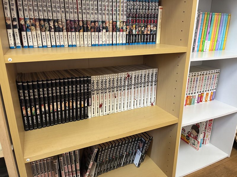 ずらりと並んだマンガの本棚
